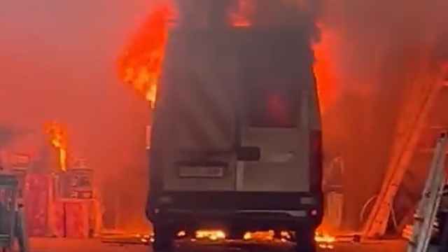 Vehículo incendiado en los almacenes municipales del Ayuntamiento de León