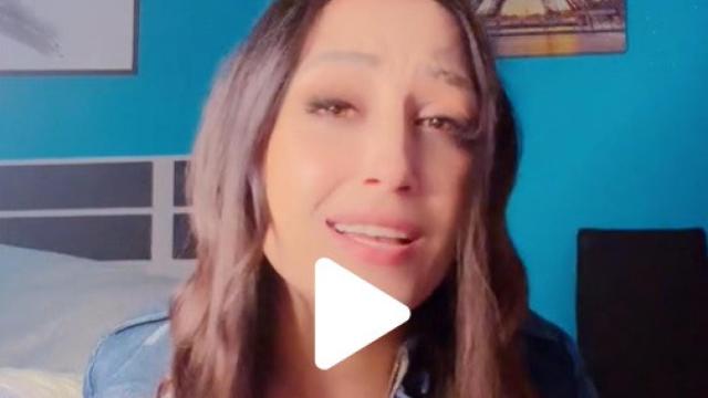 La mujer abofeteada en TikTok por su marido en el vídeo que ha publicado lamentando la sentencia.