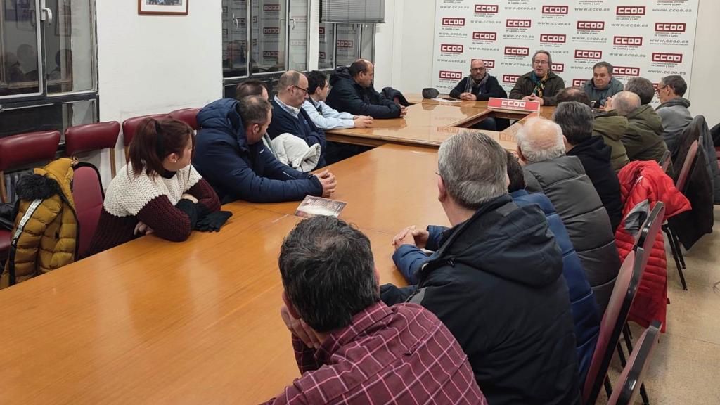 El alcalde de Zamora, Francisco Guarido, acude a la asamblea de trabajadores de los autobuses urbanos