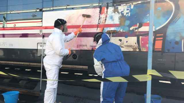 Limpieza de un grafiti en un tren