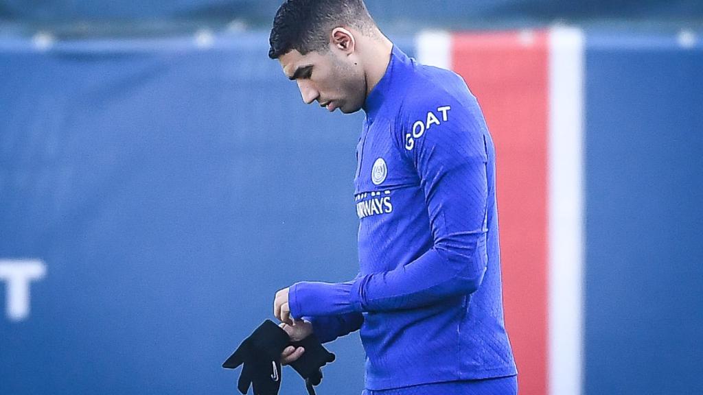 Achraf Hakimi durante un entrenamiento con el PSG