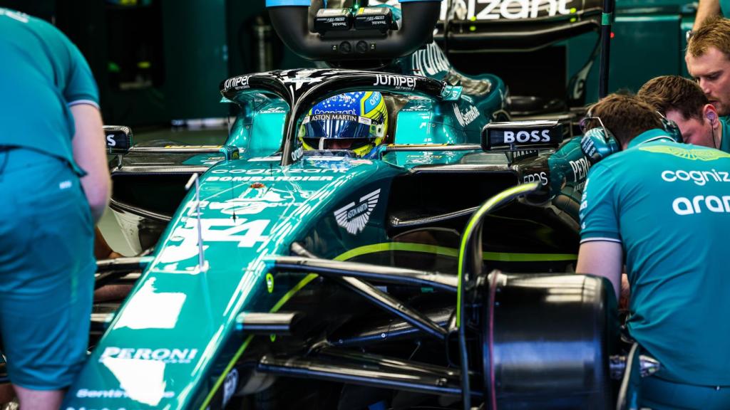 Fernando Alonso dentro del box de Aston Martin