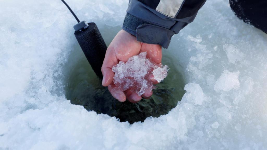 El pescador indígena Mike Diabo perfora un agujero para pescar bajo el hielo en un lago de la Reserva Kitigan Zibi Anishinabeg.