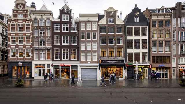 Personas paseando por las tiendas del centro de la ciudad de Ámsterdam