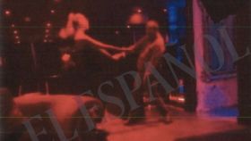 El empresario Raúl Gómez Rojo, implicado en el 'caso Mediador', bailando con una prostituta en un local de Madrid el 8 de abril de 2021. La foto forma parte del sumario.
