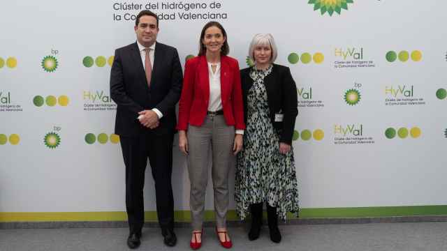 La ministra de Industria, Reyes Maroto, junto a los representantes de BP en la presentación del proyecto. EE
