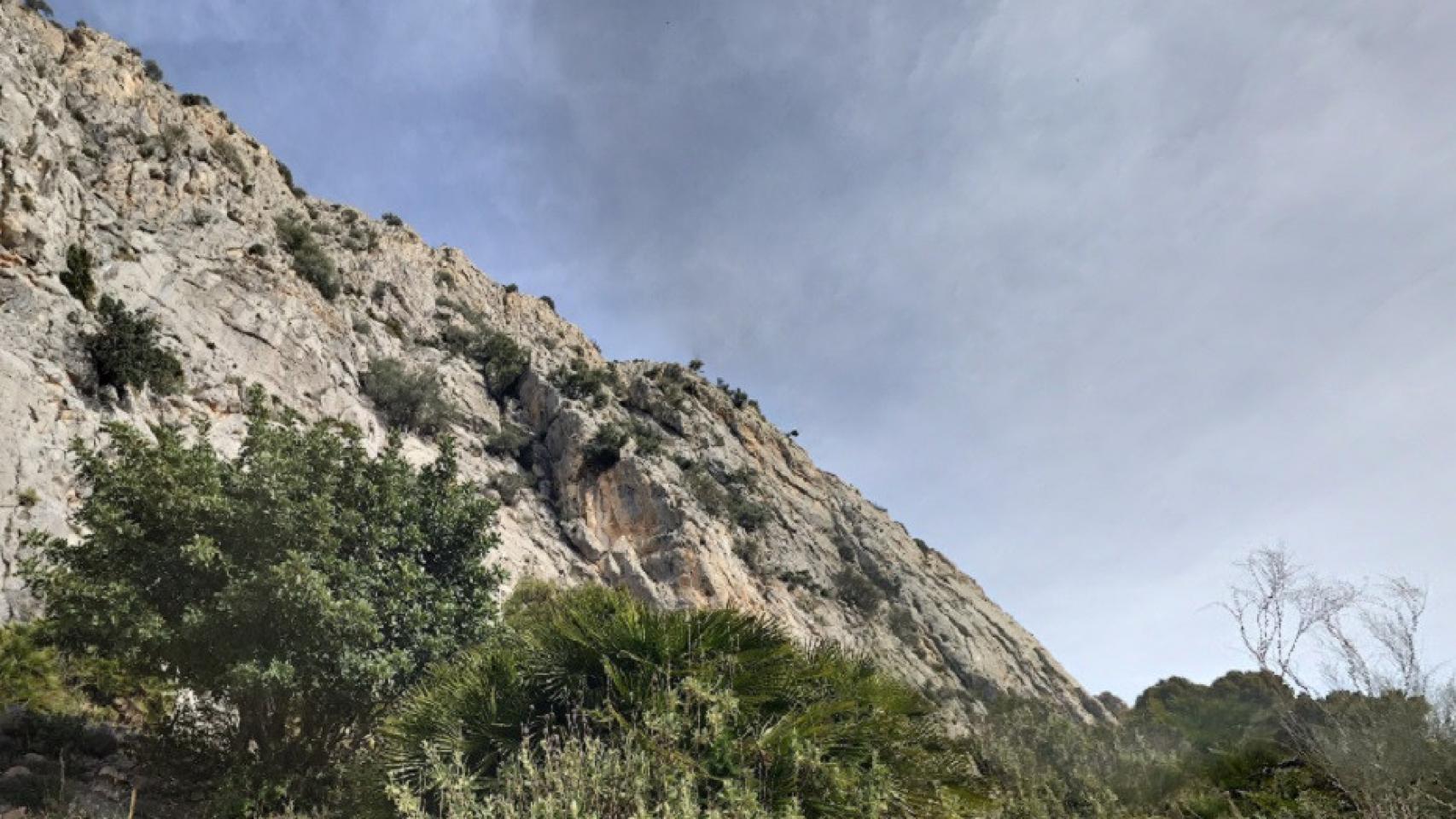 Rescatan en helicóptero a una escaladora accidentada en Álora (Málaga).