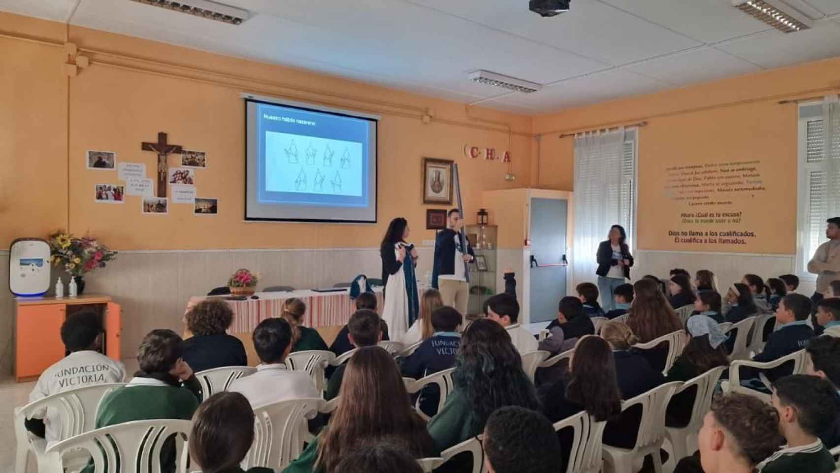 Cofrades de Mediadora dando una charla en un colegio de Málaga.