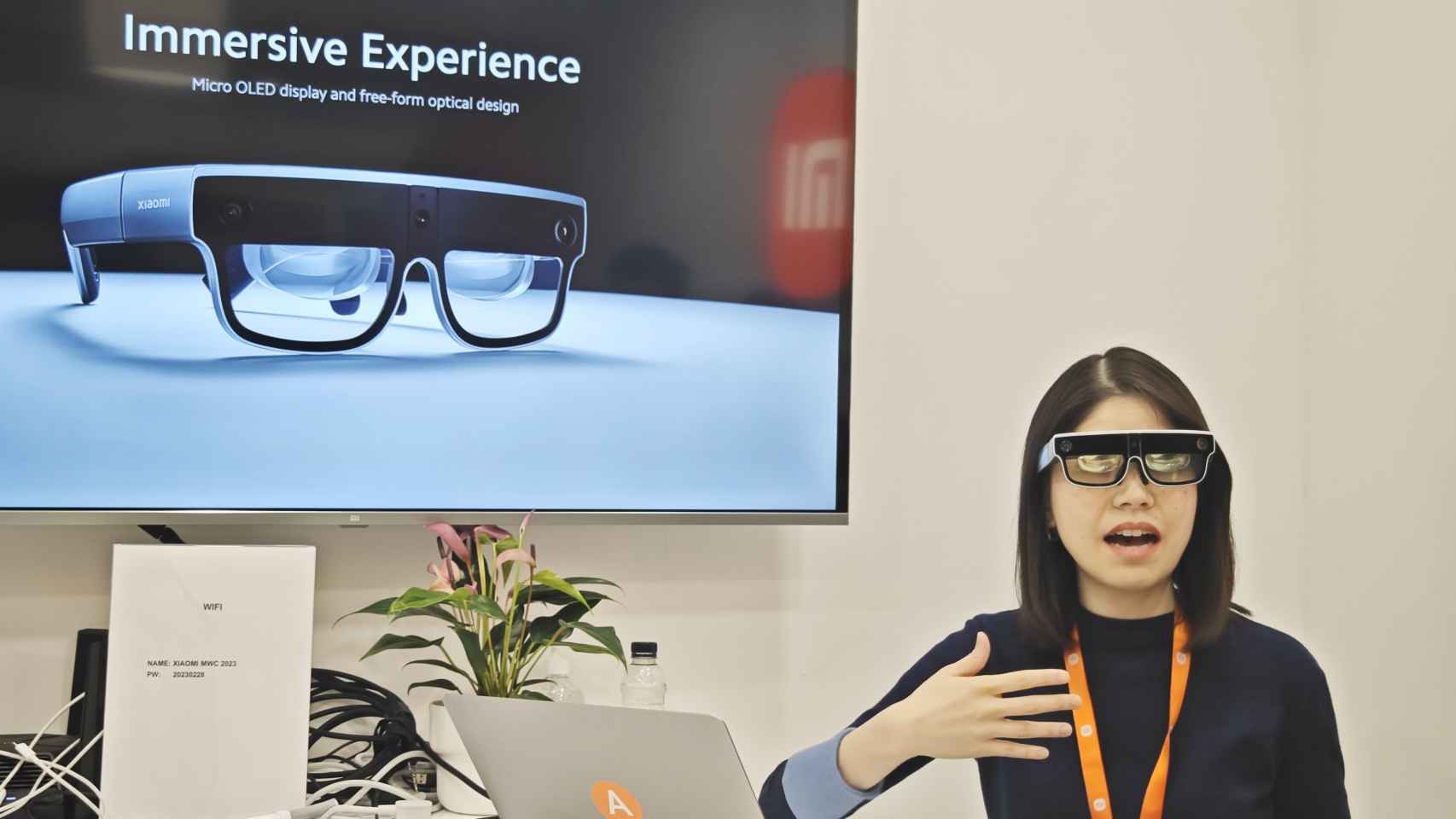 Abi Go con las gafas, jefa de marketing de producto internacional de Xiaomi