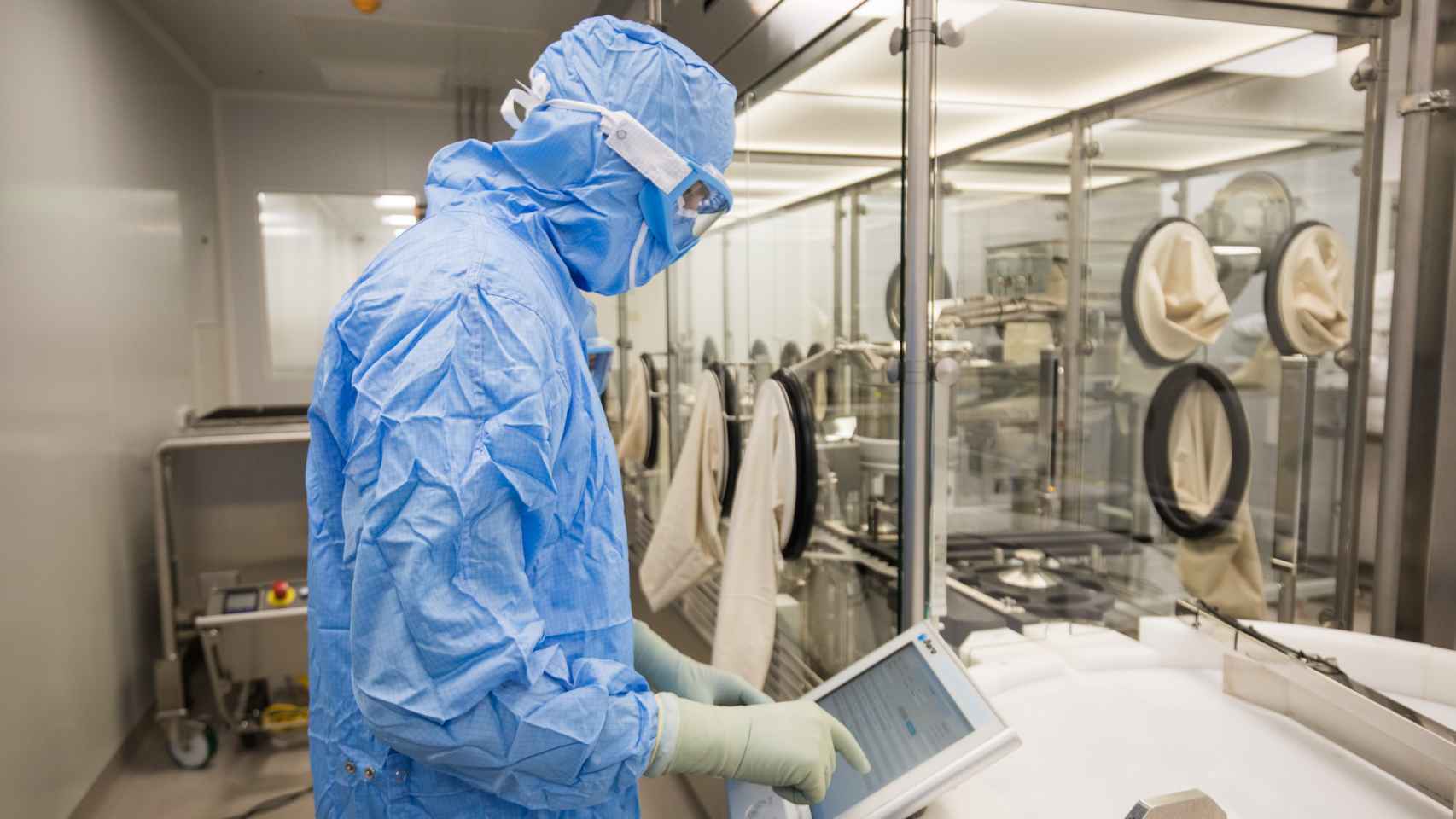 Un trabajador de la biofarmacéutica Zendal en un laboratrio de la compañía.