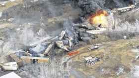 El tren con sustancias químicas que descarriló en Ohio el pasado 3 de febrero.