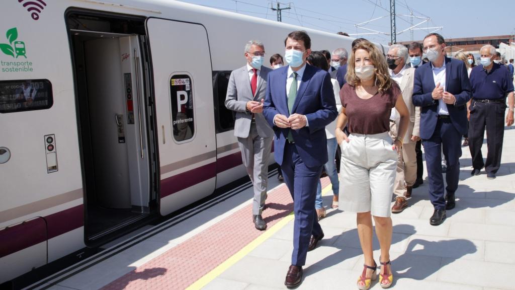 La ministra de Transportes, Movilidad y Agenda Urbana, Raquel Sánchez y el presidente de la Junta, Alfonso Fernández Mañueco en la estación Sanabria AV en 2021