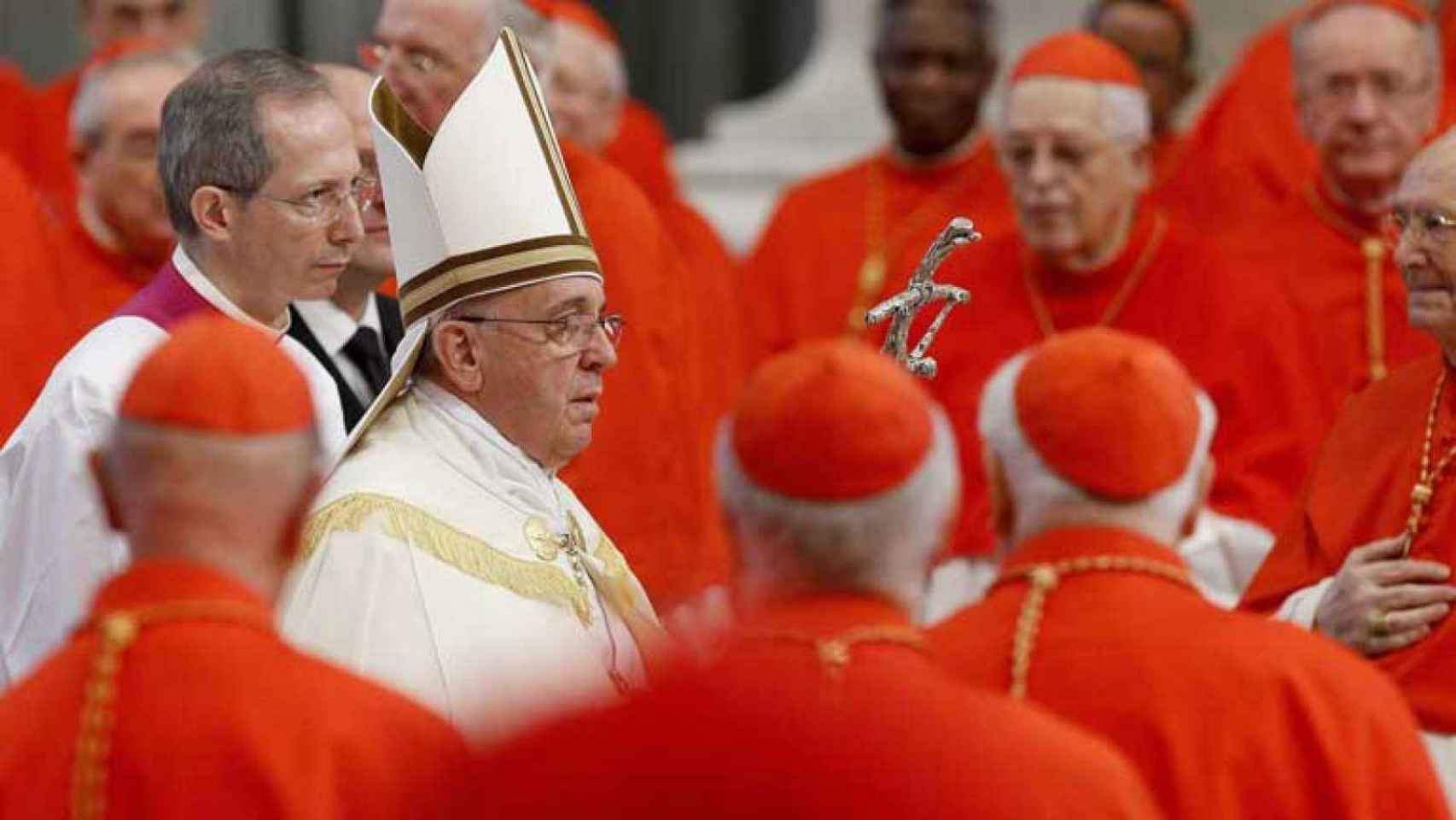El Papa Francisco junto a obispos y cardenales en el Vaticano.