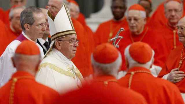 El Papa Francisco junto a obispos y cardenales en el Vaticano.