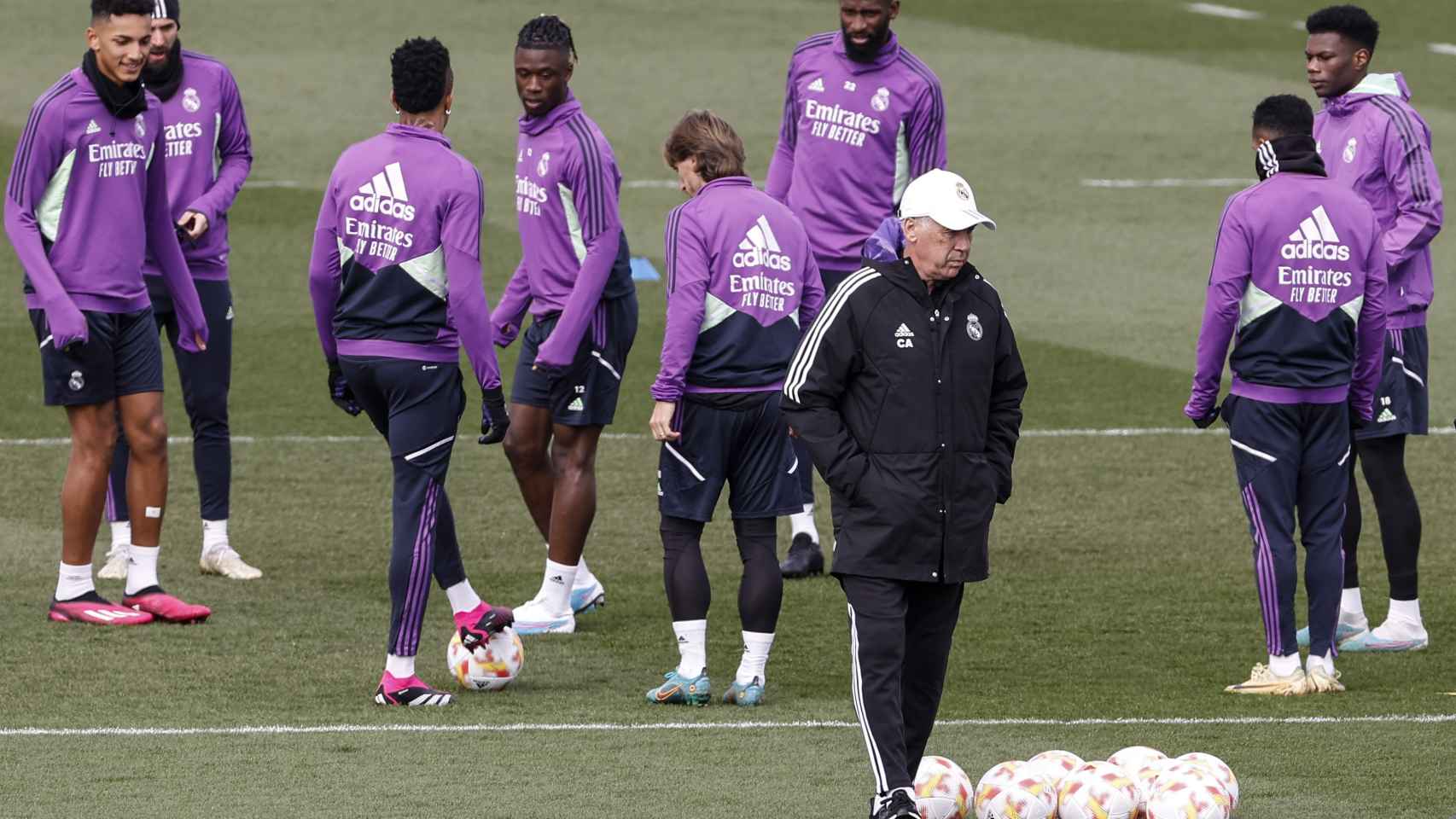 Carlo Ancelotti dirigiendo el entrenamiento del Real Madrid