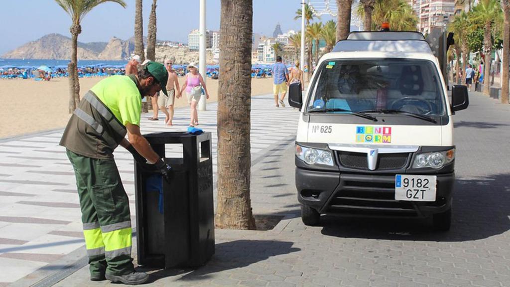 Un operario de la limpieza viaria de Alicante, en imagen de archivo.
