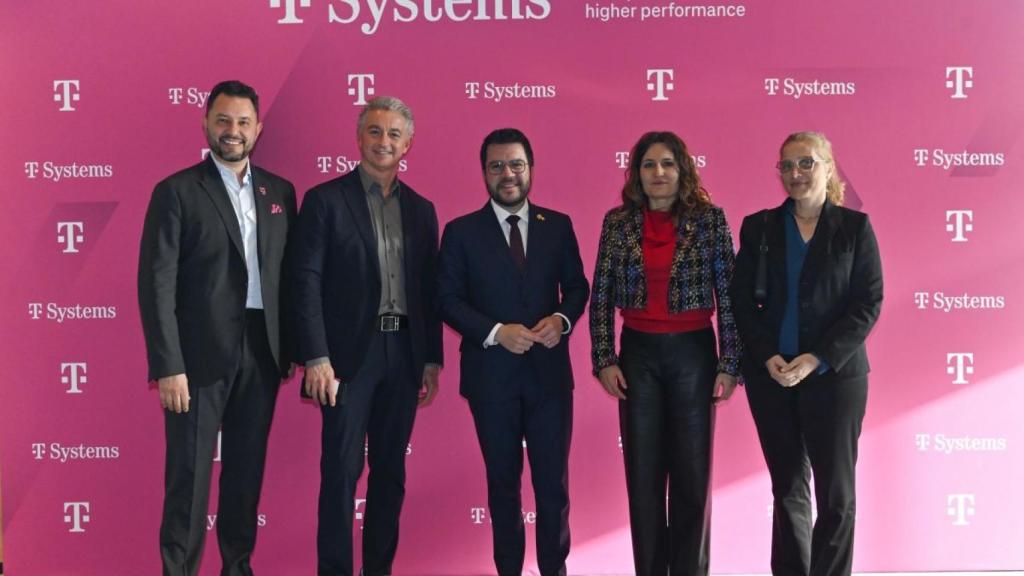 De izquierda a derecha: Osmar Polo, managing director de T-Systems Iberia; Adel Al-Saleh CEO de T-Systems; Pere Aragonès presidente de la Generalitat de Cataluña; Laura Vilagrà, onsejera de la Presidència, y Rosa Rodríguez, vicepresidenta de Ventas de T-Systems Iberia