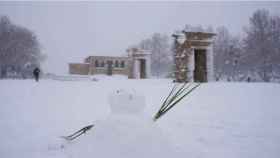 El Templo de Debod de Madrid cubierto de nieve como resultado de la borrasca Filomena.