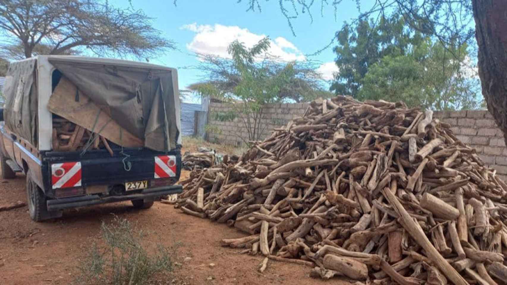 Un camión de la policía de Kenia llena de madera de sándalo.