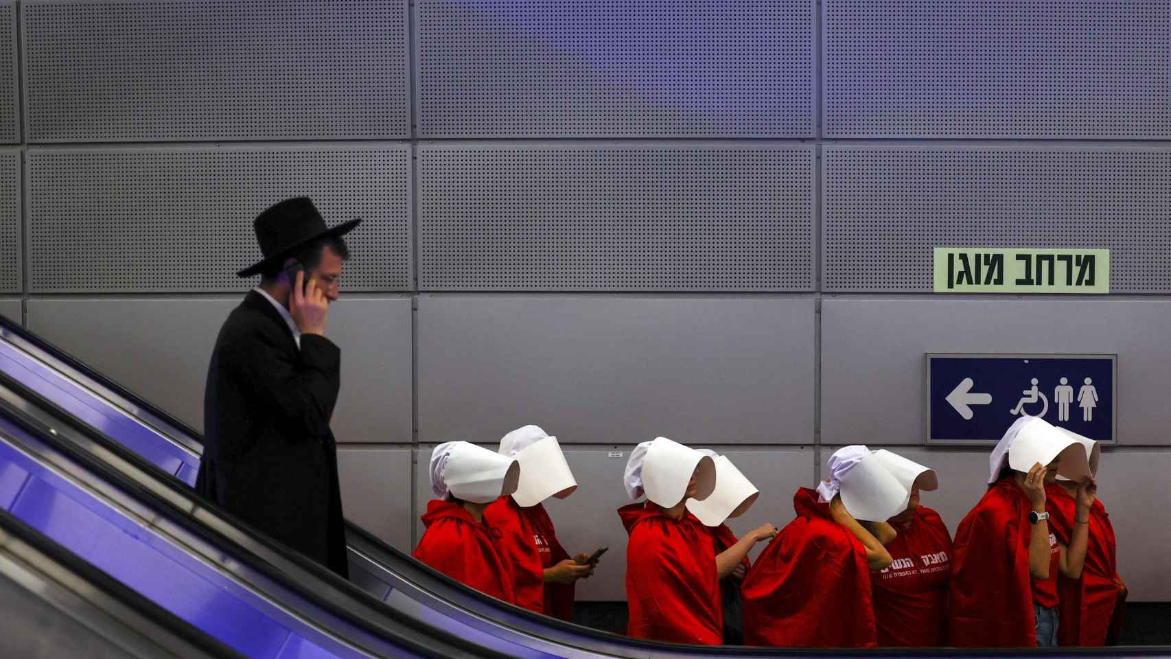 Un grupo de mujeres protesta en el metro de Jerusalén vestidas como las criadas de 'El cuento de las criada'.