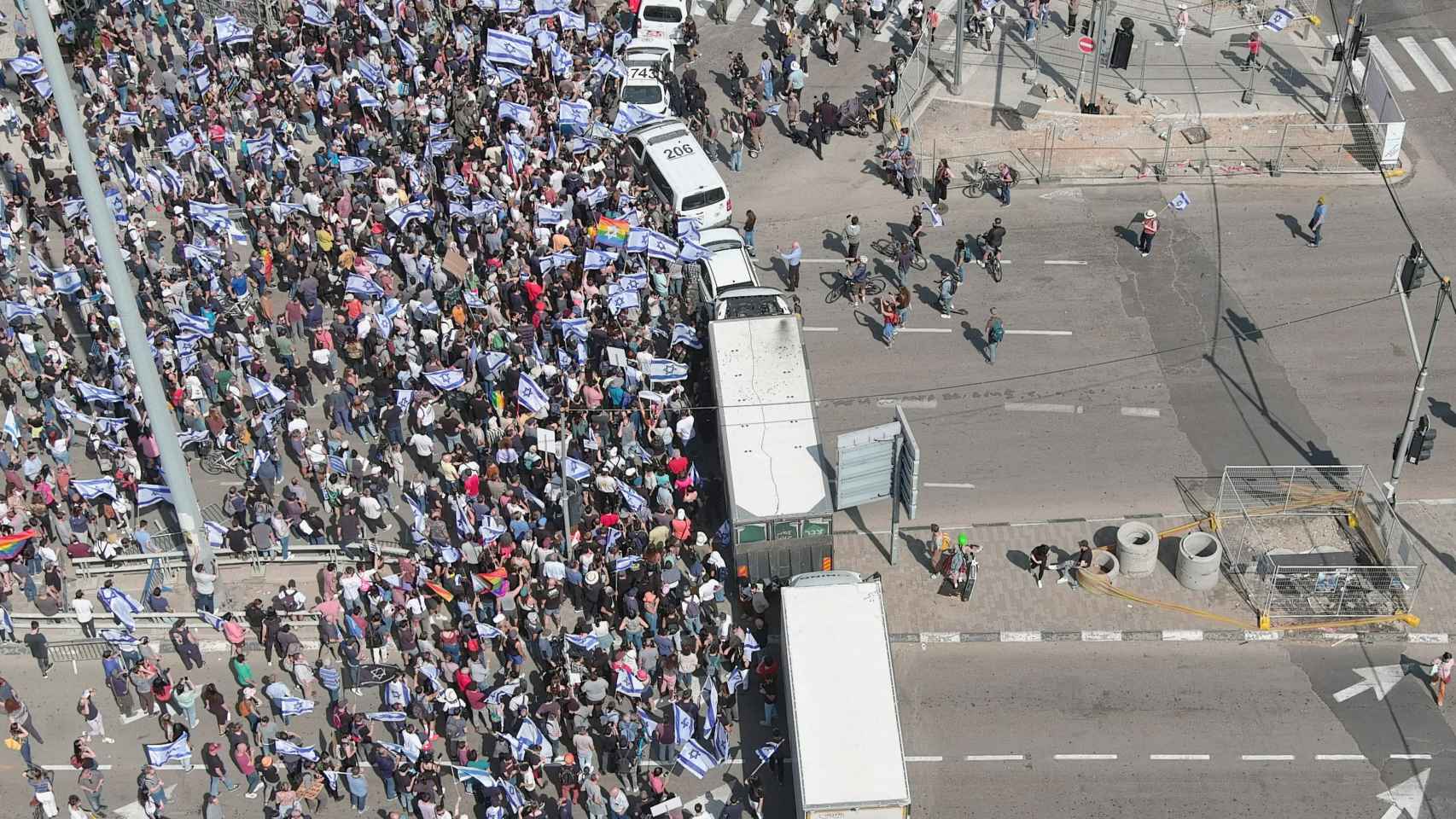 Un grupo de manifestantes bloquean una calle principal en Tel Aviv.
