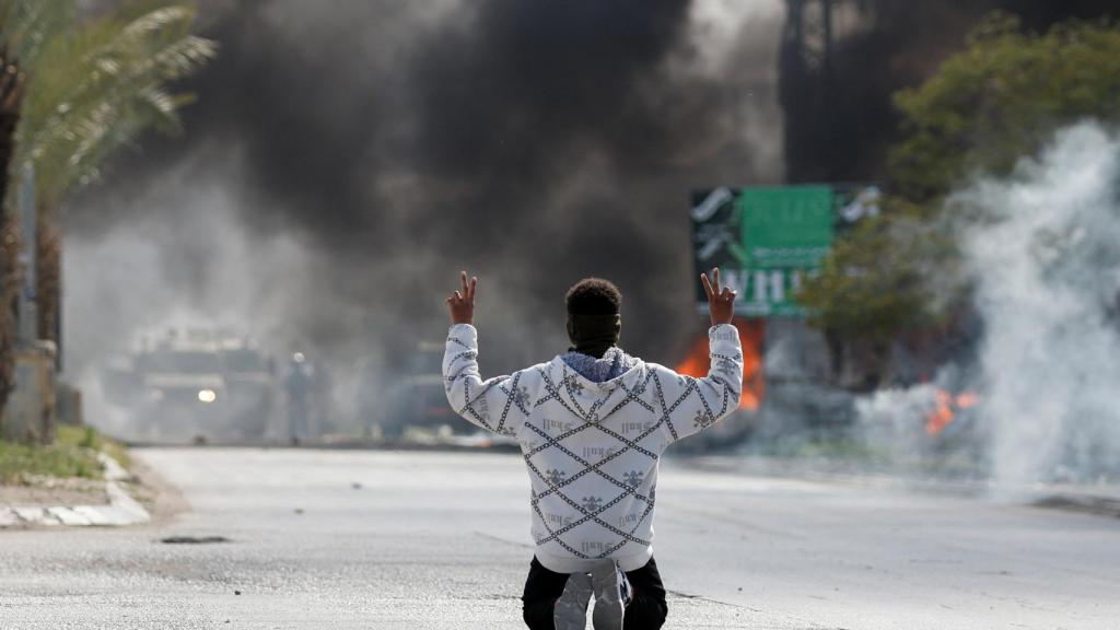 Un joven palestino durante una incursión israelí en Jericó el día 1 de marzo de 2023, mientras la Knéset debatía sobre la propuesta de reforma del poder judicial.