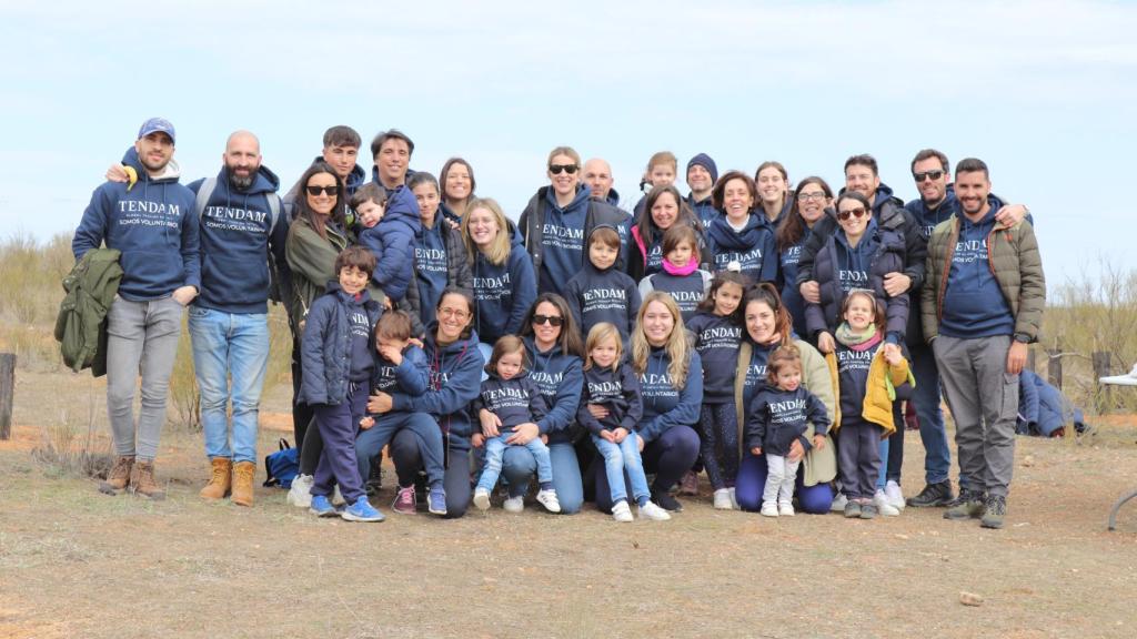 Un grupo de voluntarios posa antes de ponerse a reforestar.