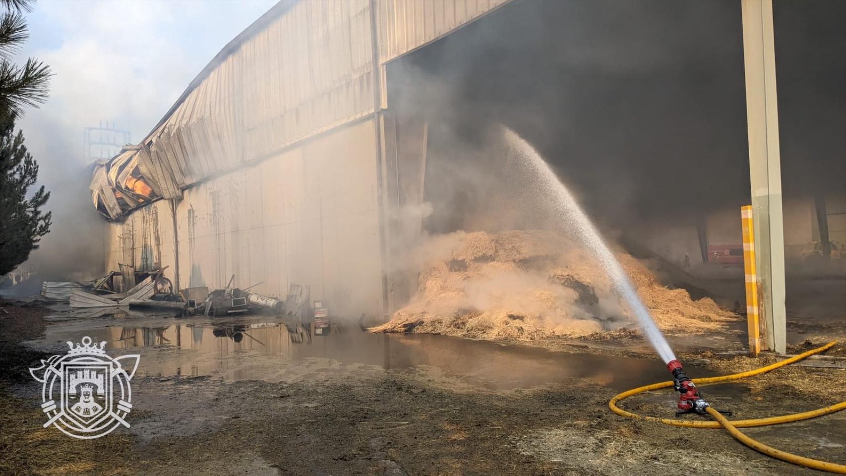 Imagen del incendio de la fábrica en Burgos y los daños visibles en la estructura desde el exterior.