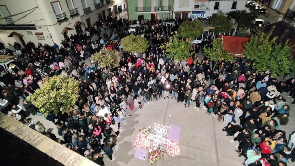 Concentración de los vecinos en El Rubio en repulsa al asesinato de la menor de 17 años.