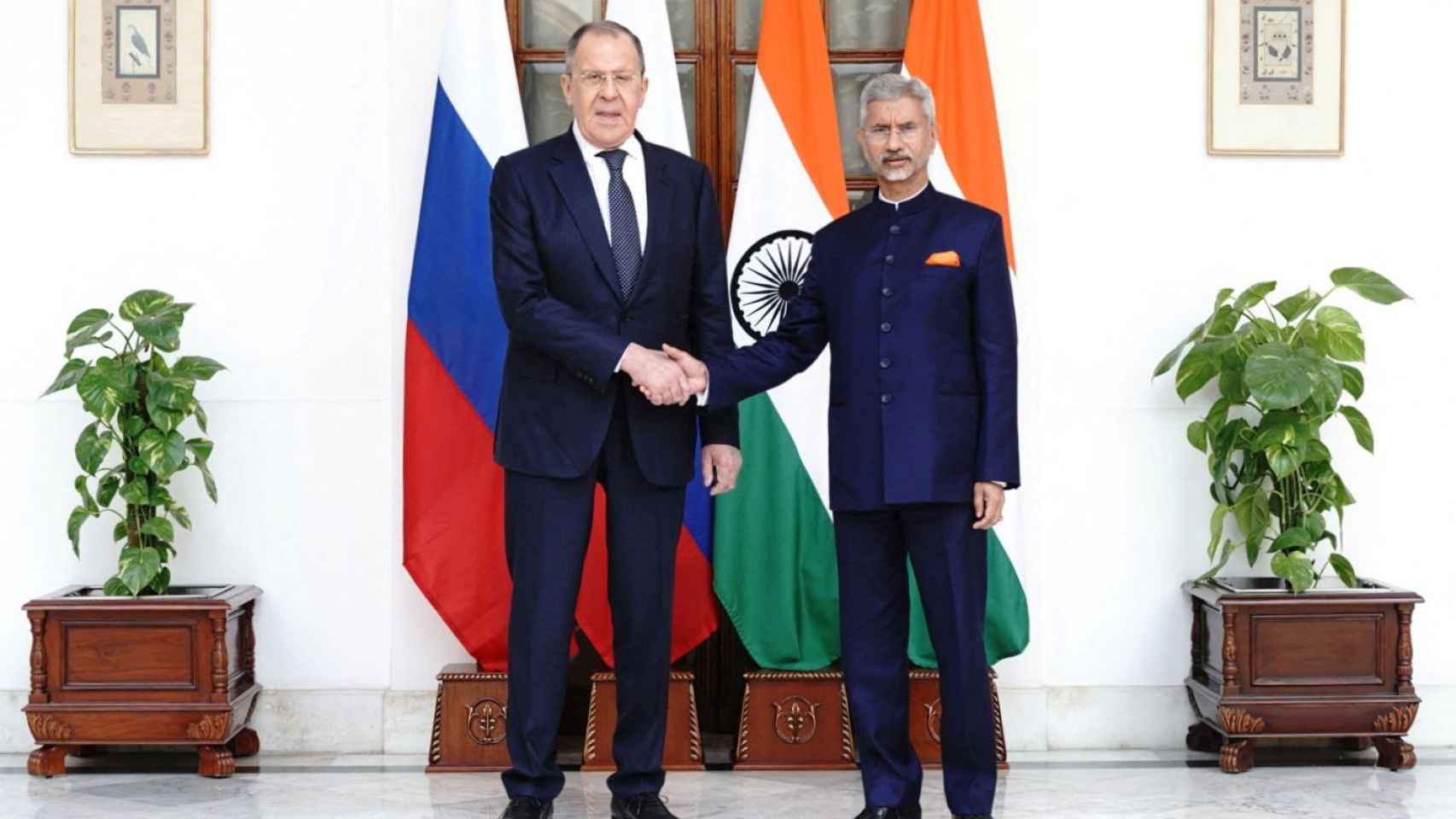 El ministro de Relaciones Exteriores de India, Jaishankar, y su homólogo ruso, Lavrov , asisten a una reunión bilateral al margen de la reunión de ministros de Relaciones Exteriores del G20, en Nueva Delhi.