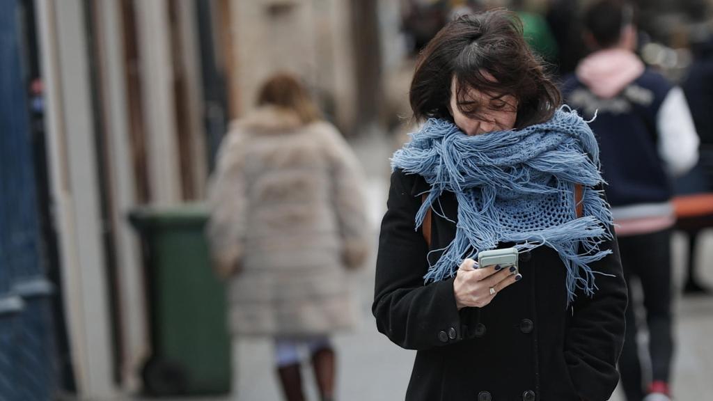 Una persona se resguarda del frío esta semana en la Comunidad Valenciana.