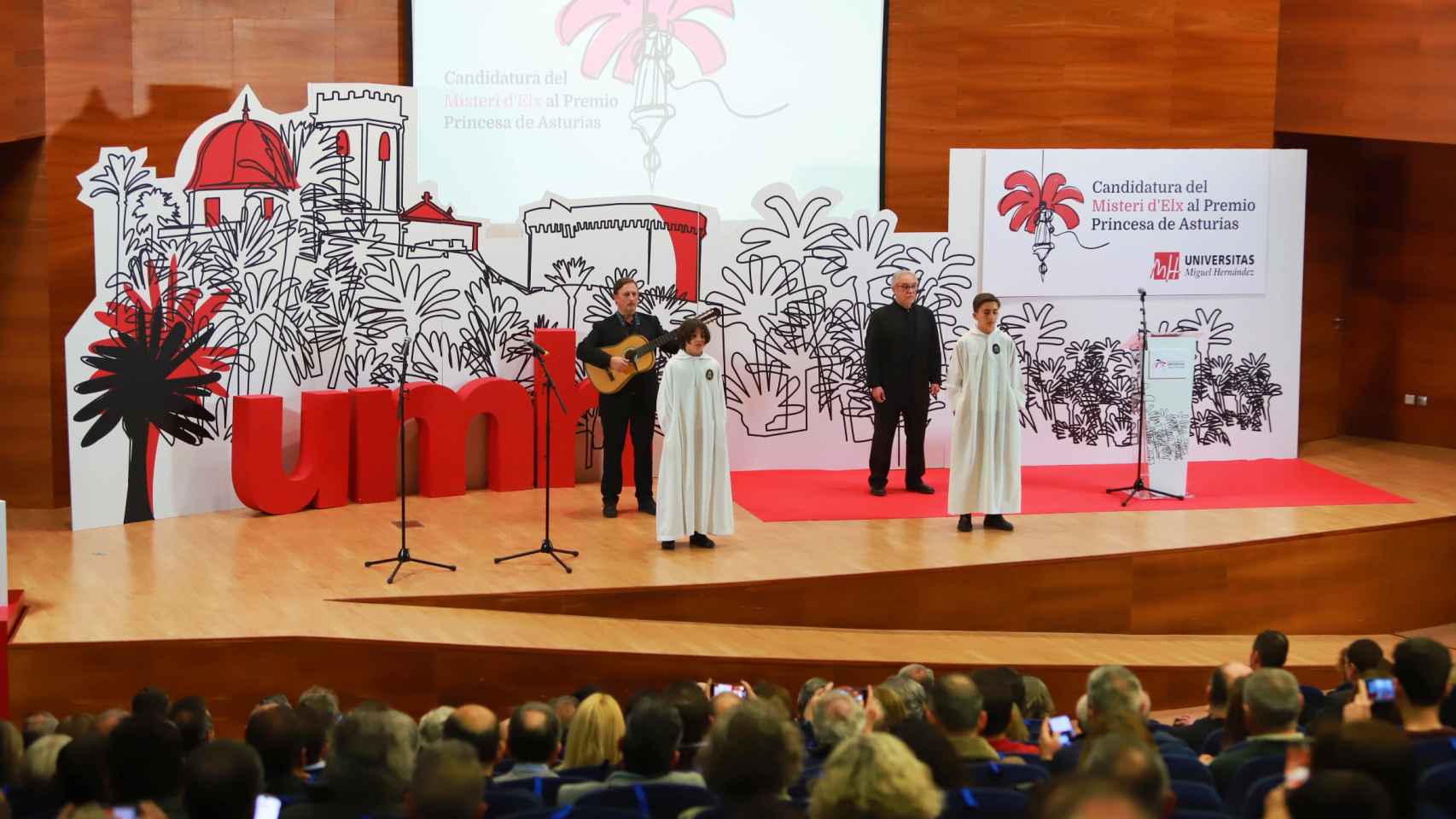 Miembros del Misteri tocaron y cantaron el Glori Patri durante el acto de presentación de la candidatura.