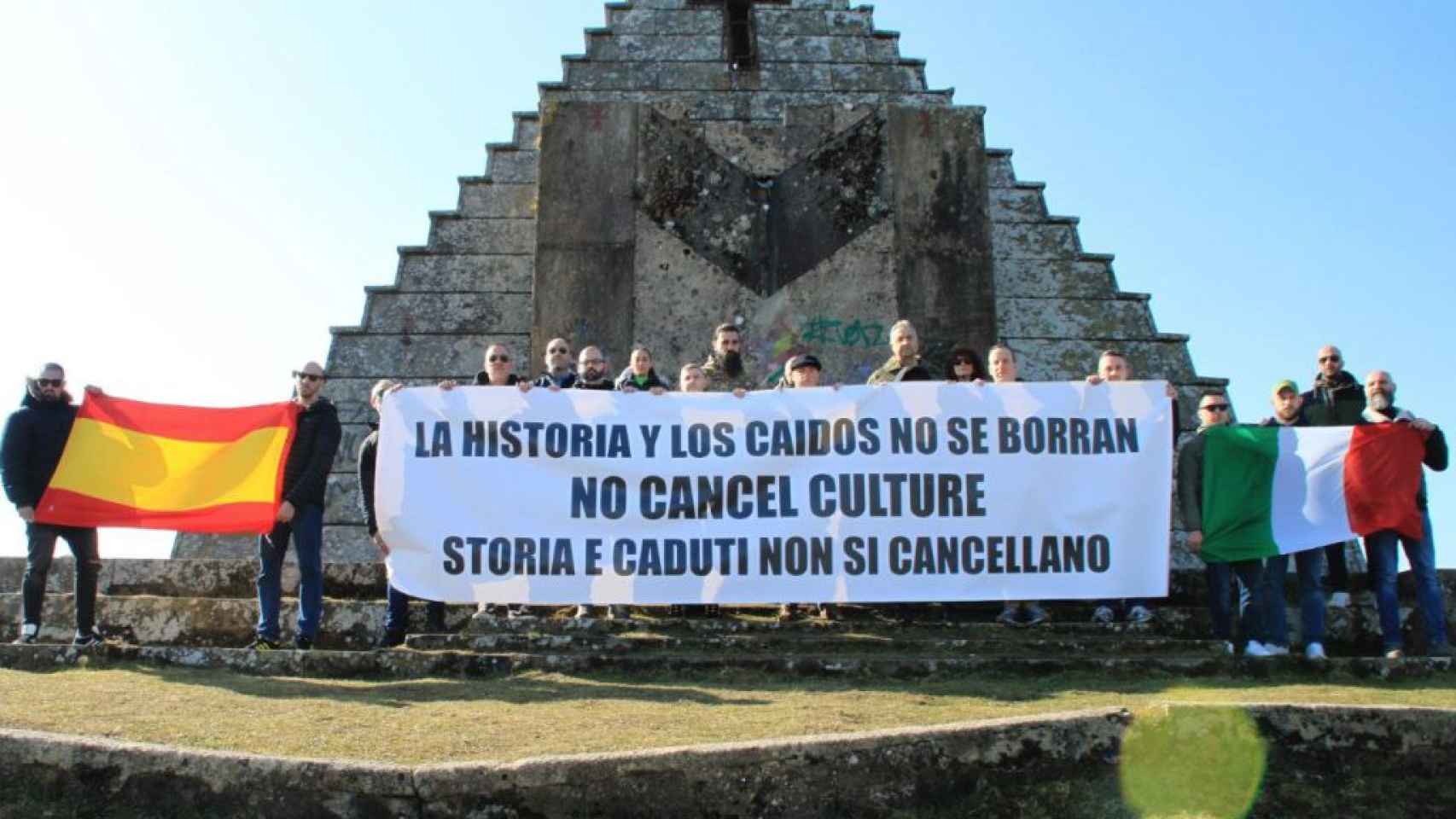 Imagen de la pancarta desplegada por Casa Pound y la Asociación Alfonso I ante la pirámide de los italianos, en Burgos.