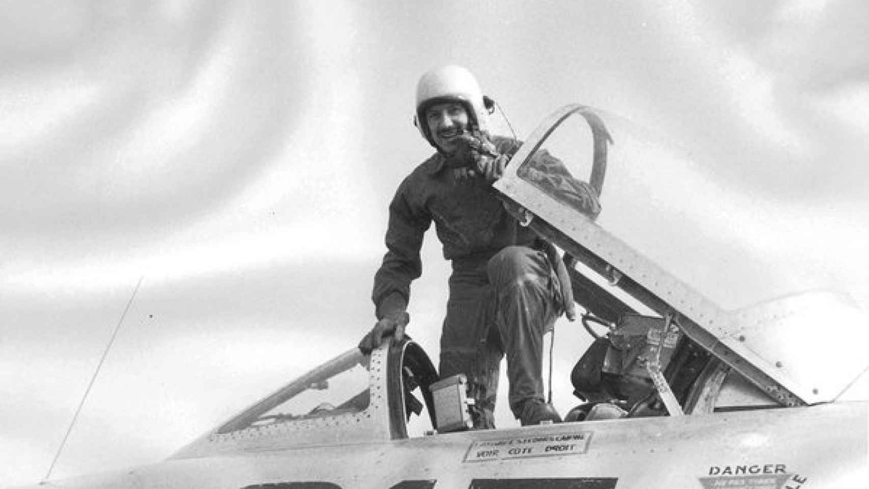 El aviador ponferradino Demetrio Zorita tras superar la barrera del sonido con su avión el 5 de marzo de 1954 en la base de Bretigny, cerca de Marsella.
