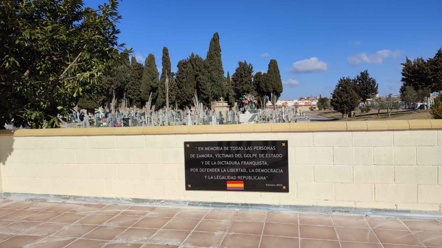 Placa republicana en el osario del Cementerio de San Atilano en Zamora