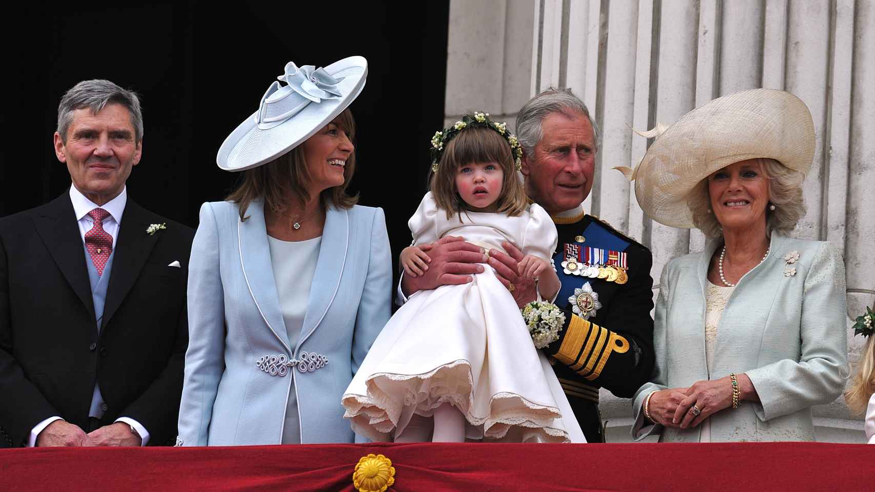 Carlos III sosteniendo a Eliza durante la boda del príncipe Guillermo y Kate Middleton.