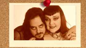 La pareja gótica de 'La casa de tu vida', Tammy y Juan, en un montaje de EL ESPAÑOL.