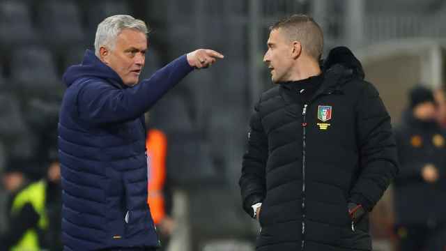 Jose Mourinho discute con el árbitro.