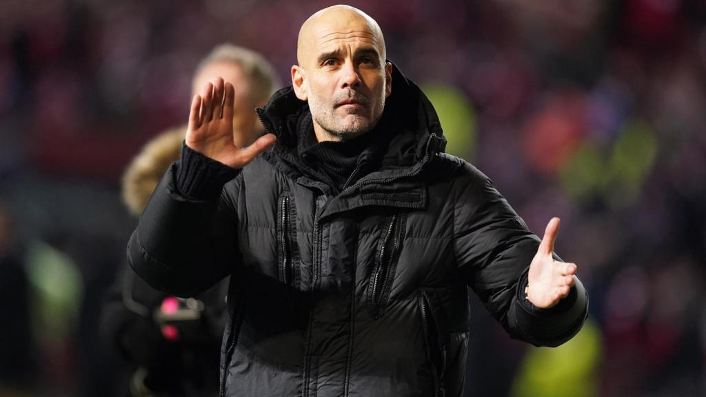 Pep Guardiola aplaude durante un partido del Manchester City