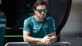 Fernando Alonso, con gafas de sol durante la pretemporada en Sakhir.
