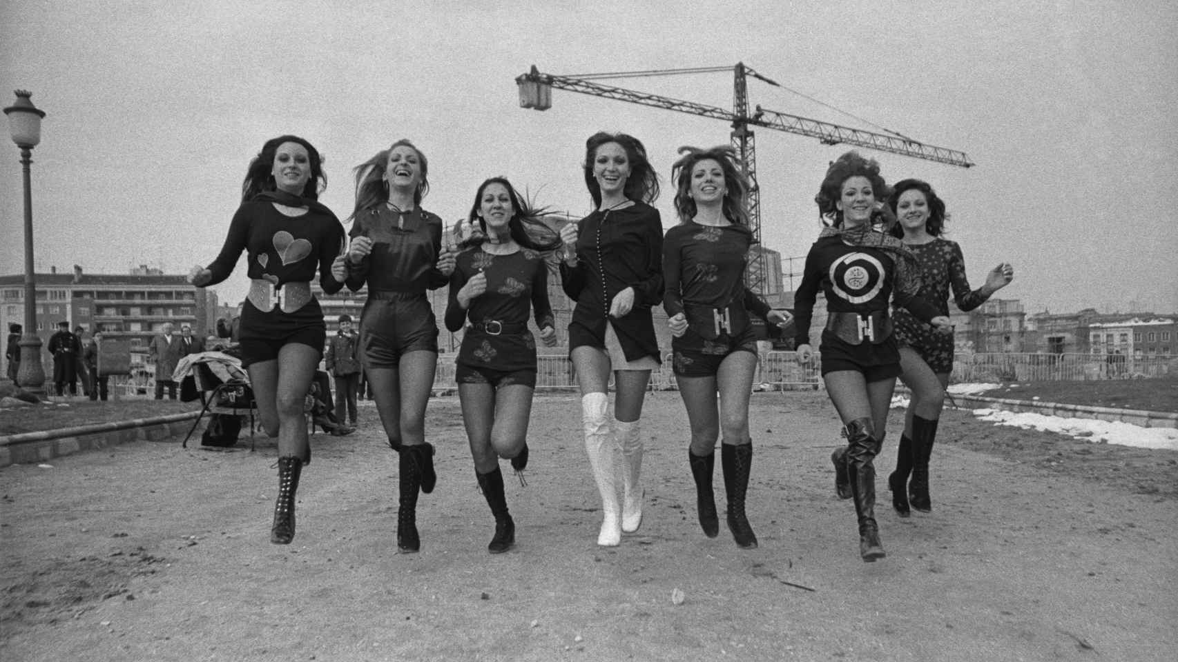 Modelos con los shorts de moda. Editorial realizado a las afueras de Madrid. 1971. © Joana Biarnés/ Photographic Social Vision