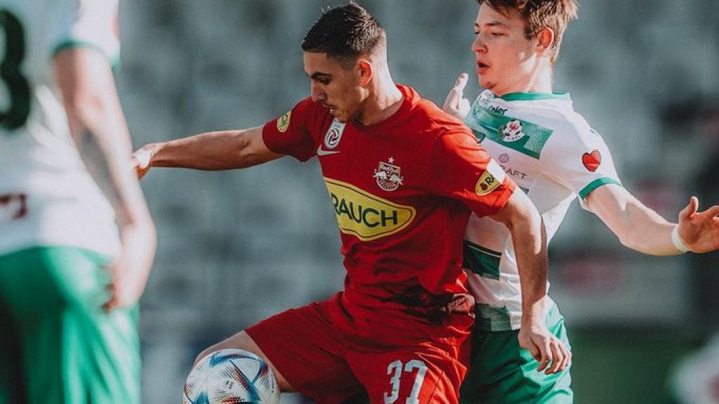 Oscar Gloukh, durante un partido con el RB Salzburg