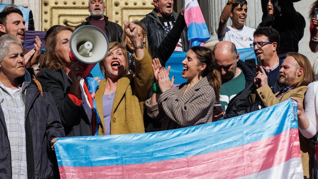 La ministra de Igualdad, Irene Montero, celebra junto a activistas trans la aprobación de la norma.