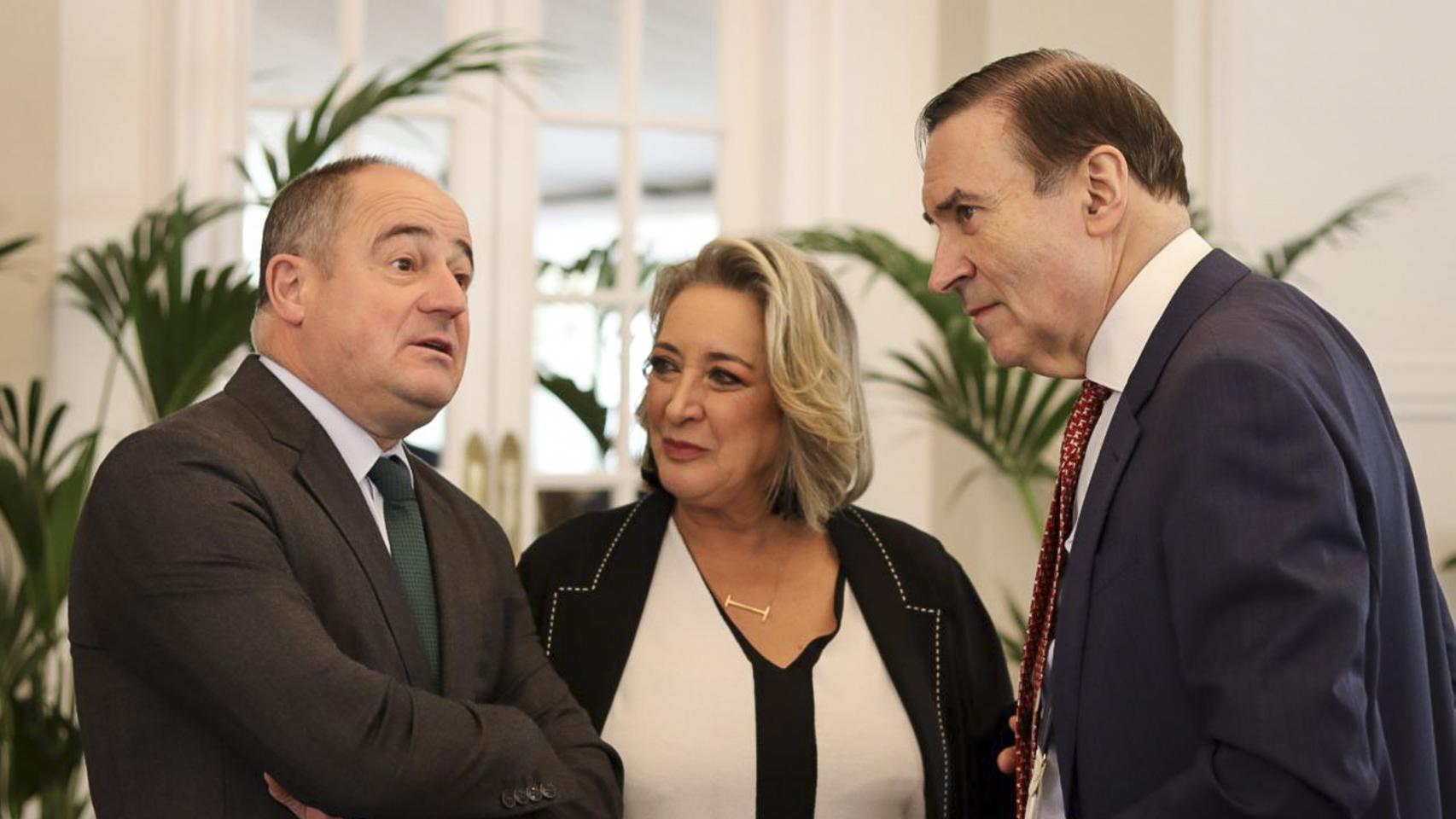 Emilio Sáez Cruz, alcalde de Albacete; Esther Esteban, presidenta ejecutiva de EL ESPAÑOL-El Digital de Castilla-La Mancha; y  Pedro J. Ramírez, presidente ejecutivo y director de EL ESPAÑOL; en la primera jornada del II Foro Económico de Castilla-La Mancha 'Logros y desafíos'.