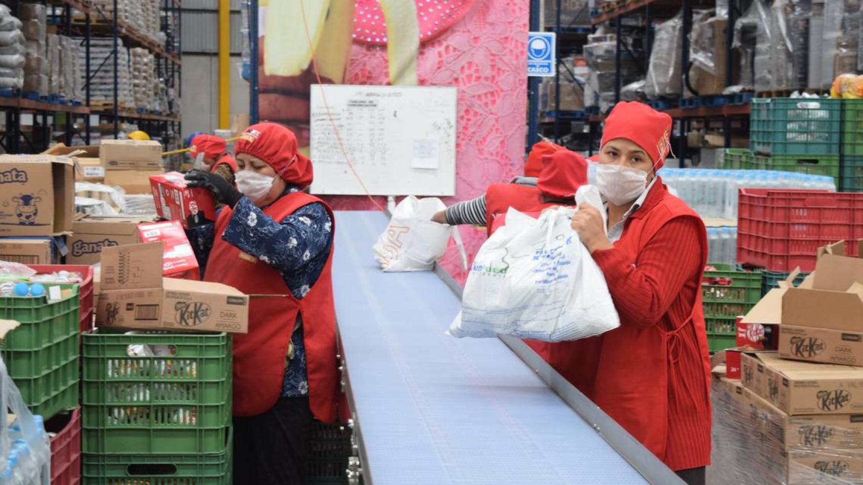 Personal del Banco de Alimentos de Puebla (México) durante sus labores logísticas y de reparto de comida.