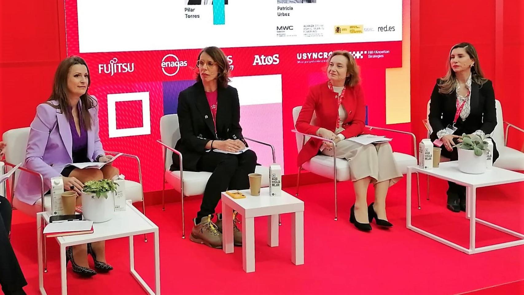 Patricia Ubez, directora general de Sector Público de Fujitsu y conejera independiente de Enagás; Susana Curic, responsable de Grandes Empresas de AWS en España; Pilar Torres, directora general de ATOS; y Rita Estévez, consejera Usyncro, Blockchain Tecnologies y Línea Directa.