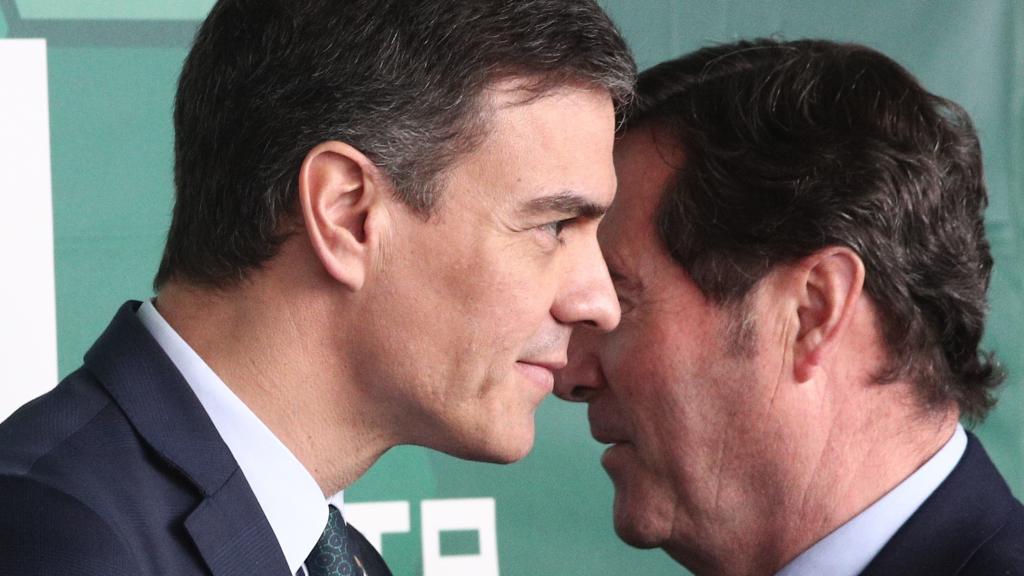 Pedro Sánchez , presidente del Gobierno, y Antonio Garamendi, presidente de la CEOE, en un acto.