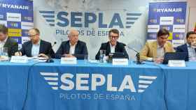 Firma del convenio de pilotos entre representantes de Ryanair y Sepla.