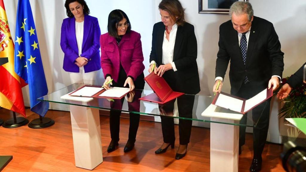 La presidenta de La Rioja, Concha Andreu; la ministra de Sanidad, Carolina Darias; la vicepresidenta Tercera, Teresa Ribera; y el presidente del Consejo General de Colegios Farmacéuticos  (Cgcof), Jesús Aguilar.