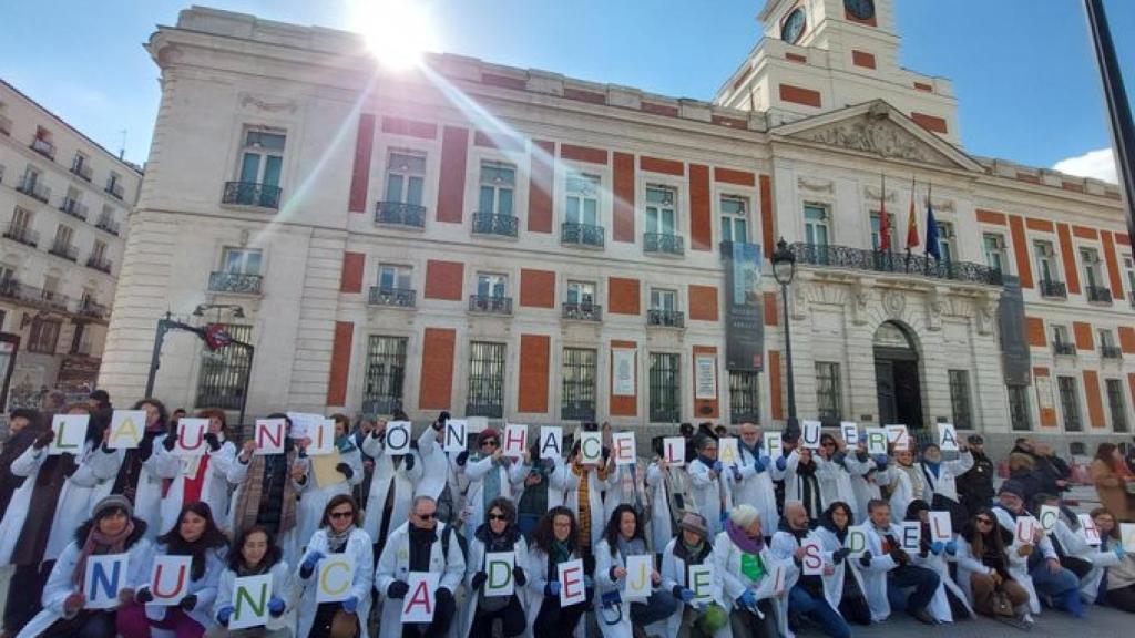 Imagen de los médicos frente a la sede del Gobierno de Isabel Díaz Ayuso en la puerta del Sol.